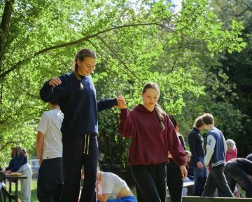 Studentky balancující na slackline