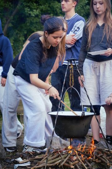 Studentka připravující pokrm