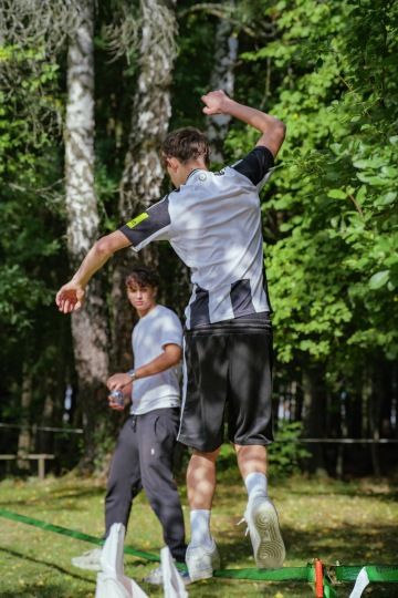 Student balancující na slackline